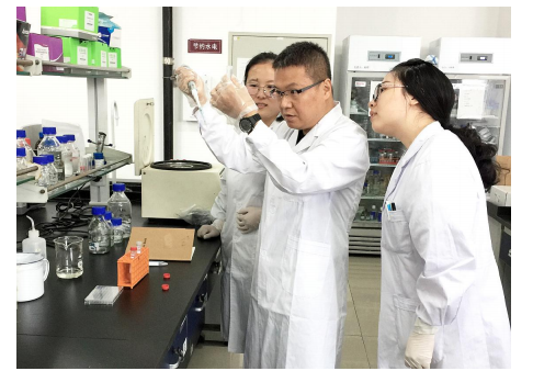 天津科技大學(xué)食品科學(xué)與工程學(xué)院黨委書記、院長杜欣軍（中）